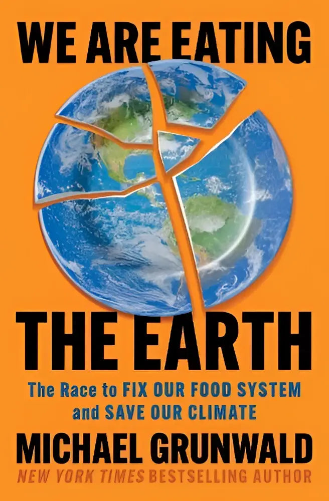 De boekcover toont een gebarsten globe op oranje achtergrond met de race to fix ons food system door michael grunwald