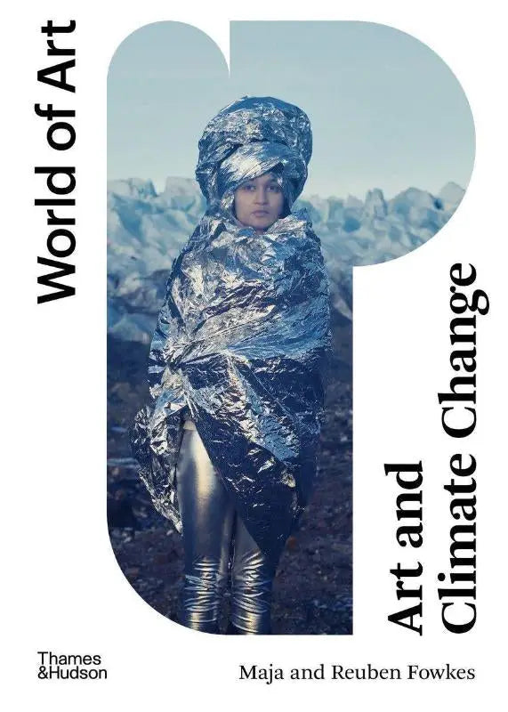 Een persoon gekleed in reflecterend zilverkleurig folieachtig materiaal met metallic leggings en laarzen voor art and climate change