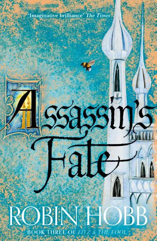 De omslag van het boek assassin’s fate toont de titel in elegante zwarte letters op een turkooise en okerkleurige achtergrond met witte spitsen van een sierlijk gebouw aan de rechterkant