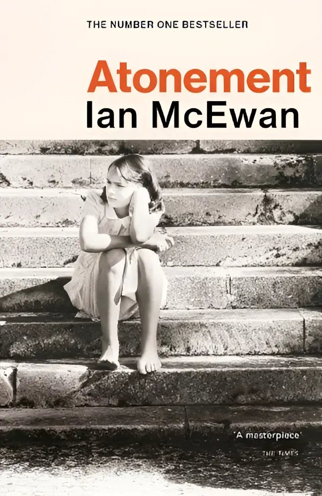 Zwart-wit boekcover van atonement door ian mcewan met een meisje op stenen trappen ontdek de modern classic that heeft meer dan twee miljoen exemplaren verkocht