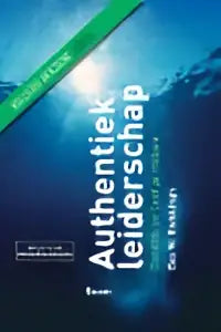 Boekcover van authentiek leiderschap met witte tekst op donkerblauwe achtergrond en groene diagonale strepen door koninklijke boom uitgevers