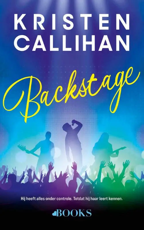 De boekcover van backstage door kristen callihan toont een blauw paarse achtergrond met muzikantensilhouetten en een enthousiast publiek perfect voor liefhebbers van love books