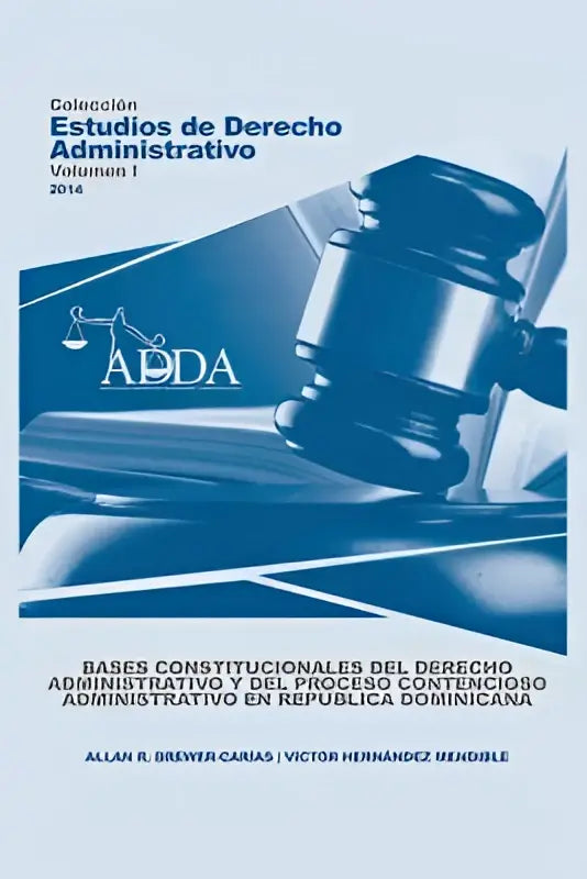 Blauwe en zwarte gerechtelijke hamer op boekomslag bases constitucionales del derecho administrativo voor dominicaanse republiek