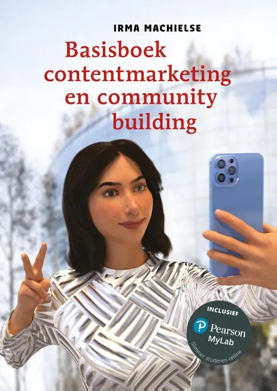 Blauwe smartphone met driedubbele camera aan de achterzijde in hand bij basisboek contentmarketing en community building met mylab nl toegangscode