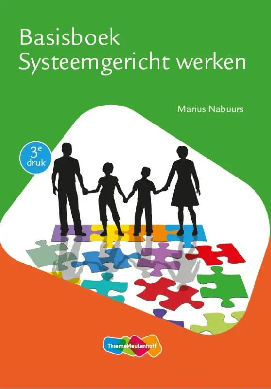Basisboek systeemgericht werken met groene en oranje omslag en zwarte familie silhouetten boven kleurrijke puzzelstukken