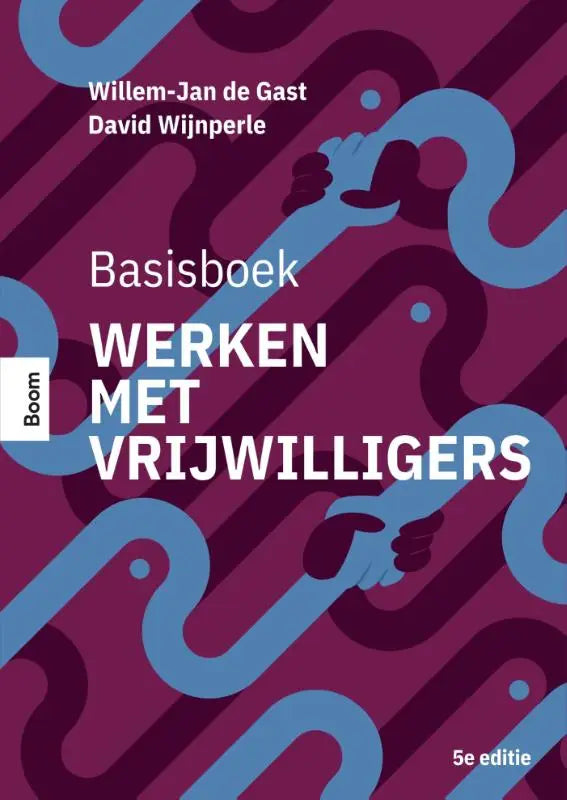 Het basisboek werken met vrijwilligers heeft een diepe paarse kaft met abstracte blauwe en bordeauxrode handen
