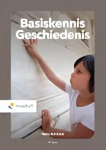 De boekomslag van basiskennis geschiedenis van hans keissens toont twee jonge vrouwen die tekst op een whiteboard aanwijzen