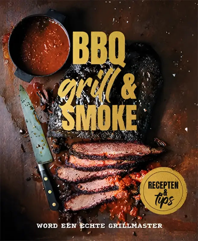 Glanzend donker gekaramelliseerd gesneden brisket met rijke rode saus in een rustieke zwarte kom voor bbq grill actie