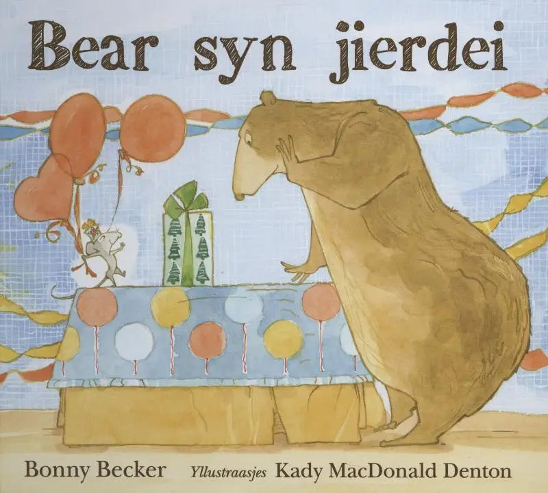 A brown bear with curious expression stands by a decorated table with balloons and gifts for bear syn jierdei jonge lezers