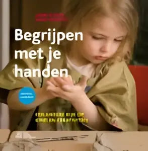 Boekbegrijpen met je handen toont een kind met blond haar en groene trui aan houten tafel door annet weterings sabine plamper bsl media