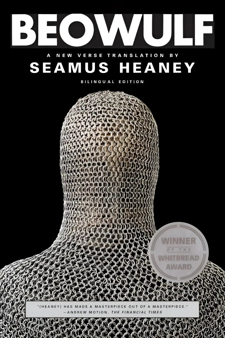 De beowulf boekcover toont een zwart-wit afbeelding van een figuur in maliënkolder met de auteur seamus heaney vermeld als new york times bestseller