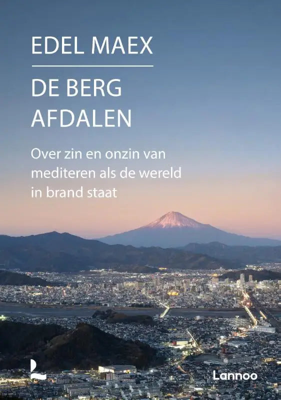 De berg afdalen boekcover toont een serene schemering bij mount fuji met sneeuwtop en titel van edel maex over oosterse religies
