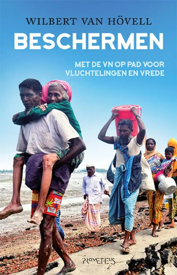 Boekcover van beschermen door wilbert van hövell met foto van mensen die wandelen door een droog landschap