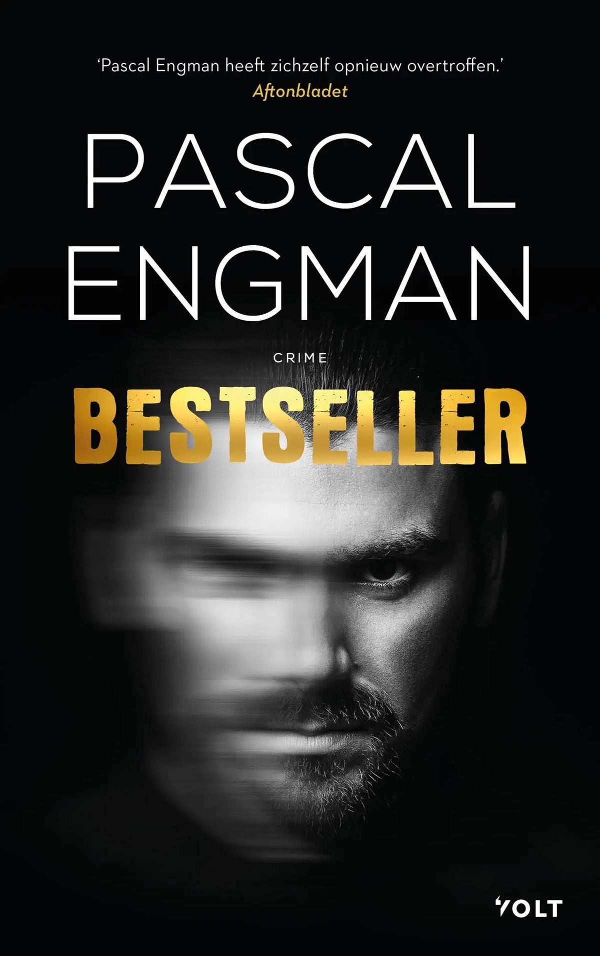 Zwarte boekomslag met een vervaagd monochroom portret van pascal engman en de titel bestseller in goud voor spannende boeken