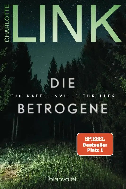 De boekcover van die betrogene toont een donkere bosnacht met groen gloeiende tekst link en witte titel en bomen