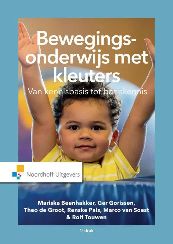 De boekcover van bewegingsonderwijs met kleuters toont een vrolijk kind in geel gestreept shirt tegen blauwe achtergrond met ger gorissen
