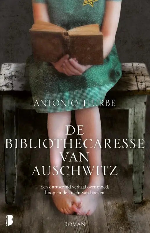 Een oud, versleten leren boek met een gele ster op de omslag van de bibliothecaresse van auschwitz