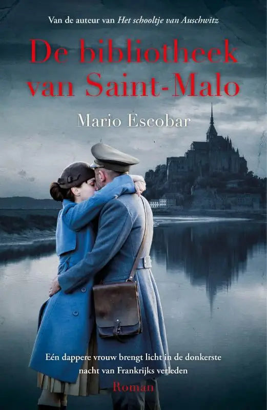 Bruine leren schoudertas met klepsluiting gedragen door man in blauwe jas de bibliotheek van saint-malo