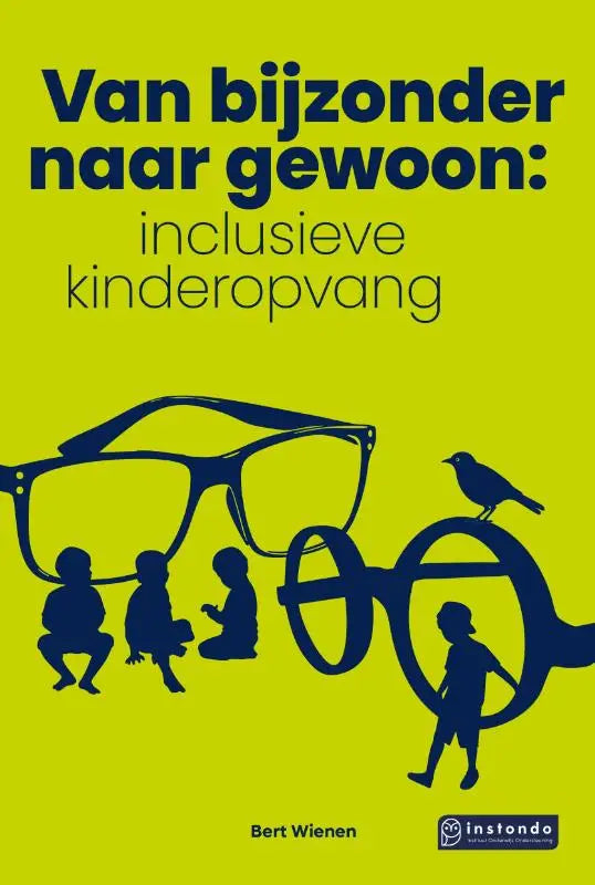 Heldere gele boekomslag van van bijzonder naar gewoon met gedurfde blauwe tekst en kind- en vogel silhouetten