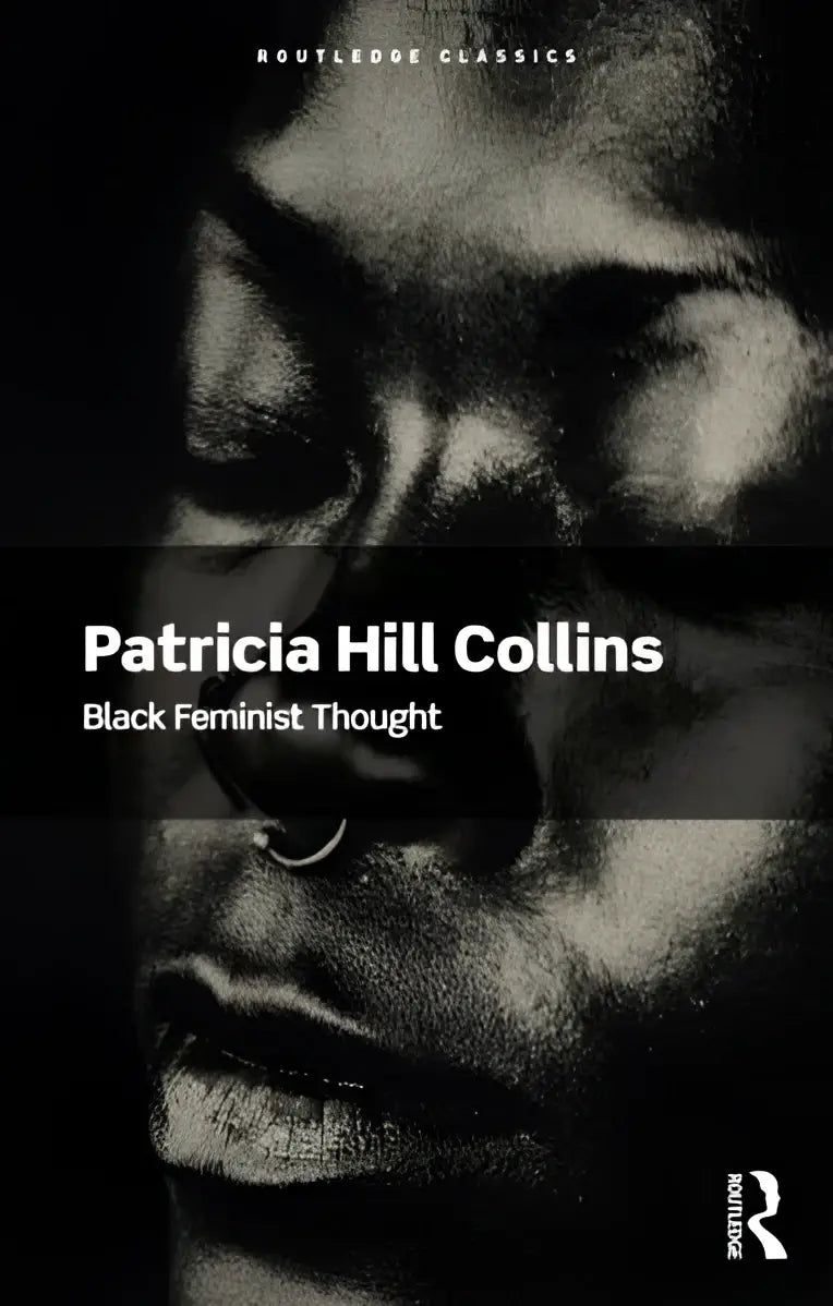 Zwartwit boekomslag met een close-up portret van een persoon met een neusring getiteld Black feminist thought door Patricia Hill Collins