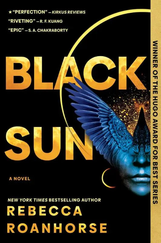 De cover van de roman black sun van rebecca roanhorse toont een blauw gevleugeld gezicht op zwarte achtergrond met gouden tekst