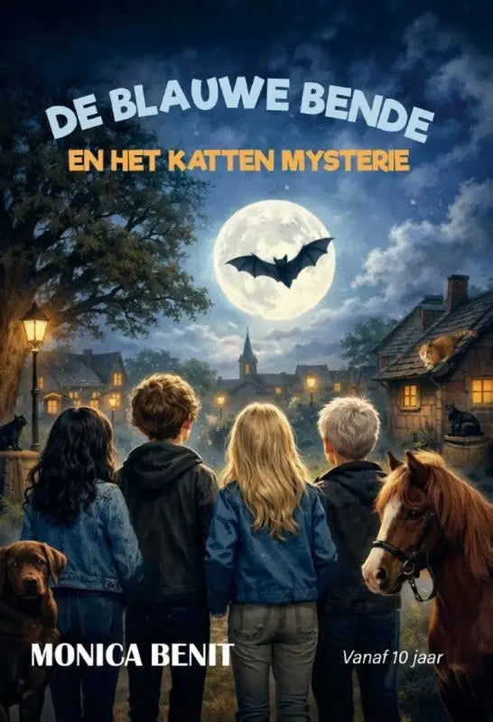 De cover van het kinderboek de blauwe bende en het kattenmysterie toont een volle maan met vleermuis en vier kinderen bij een dorp