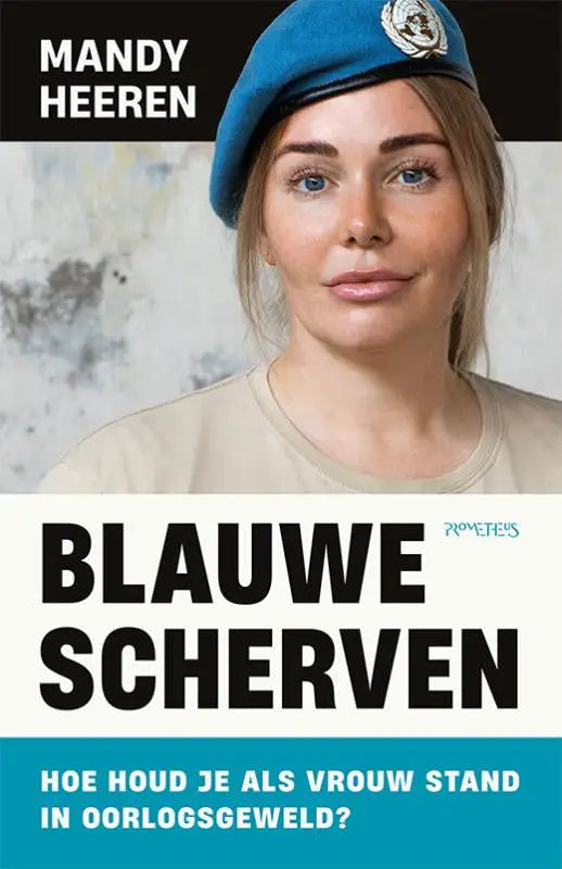 Een vrouw draagt een blauwe baret met een zilveren embleem passend bij blauwe scherven van mandy heeren maatschappij algemeen