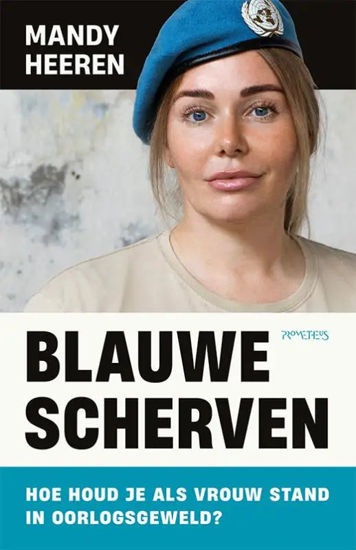 Vrouw draagt blauwe beret met zilveren embleem in product blauwe scherven hoe houd je als vrouw stand in oorlogsgeweld