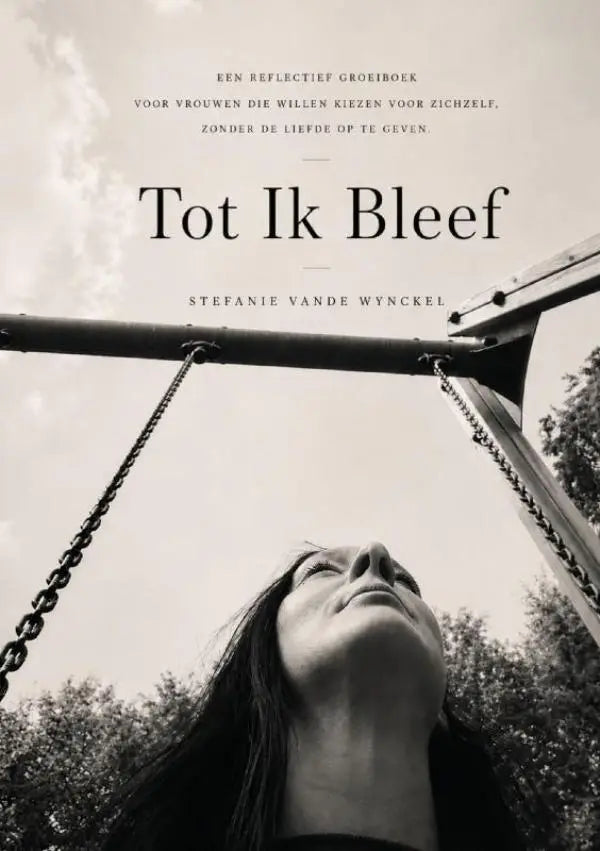 Black-and-white boekcover tot ik bleef door stefanie van de wynckel met vrouw die omhoog kijkt naar speelkettingen over verlangen verliezen en liefde