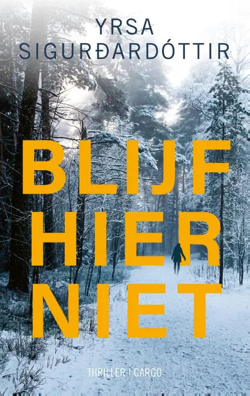 Boekcover van blijf hier niet met gele tekst tegen een besneeuwd bos als achtergrond door yrsa sigurdardóttir thriller
