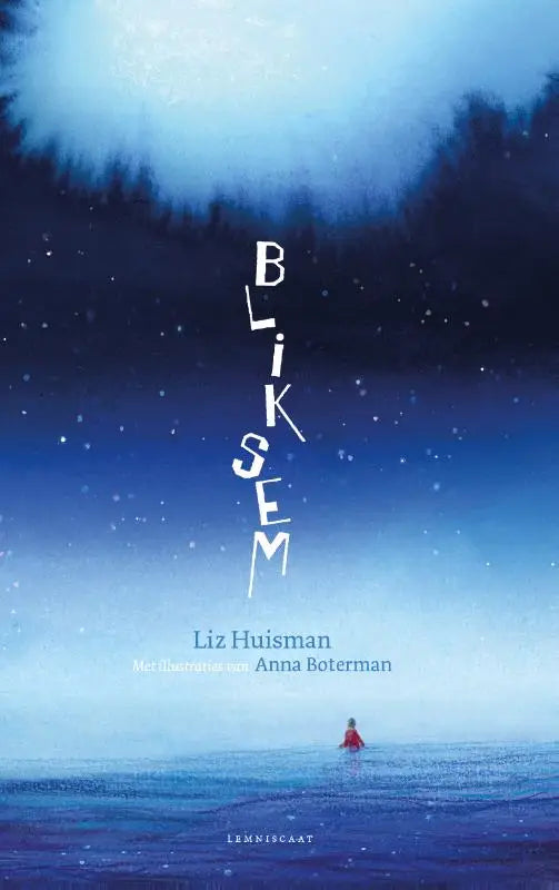De boekcover van bliksem door liz huisman toont de titel in witte letters tegen een blauwe lucht en oceaanachtergrond