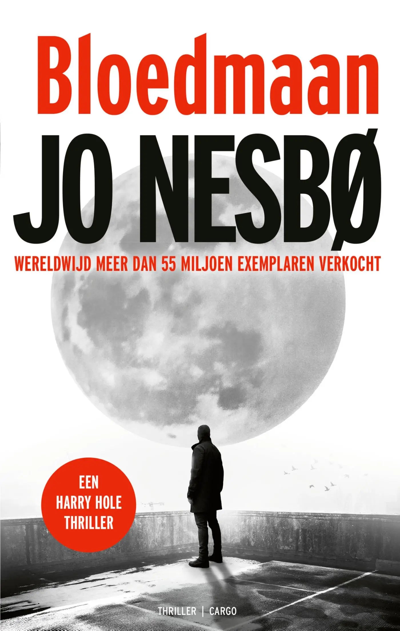 De boekcover van bloedmaan door jo nesbø toont een eenzame figuur voor een grote maan met roodzwarte typografie