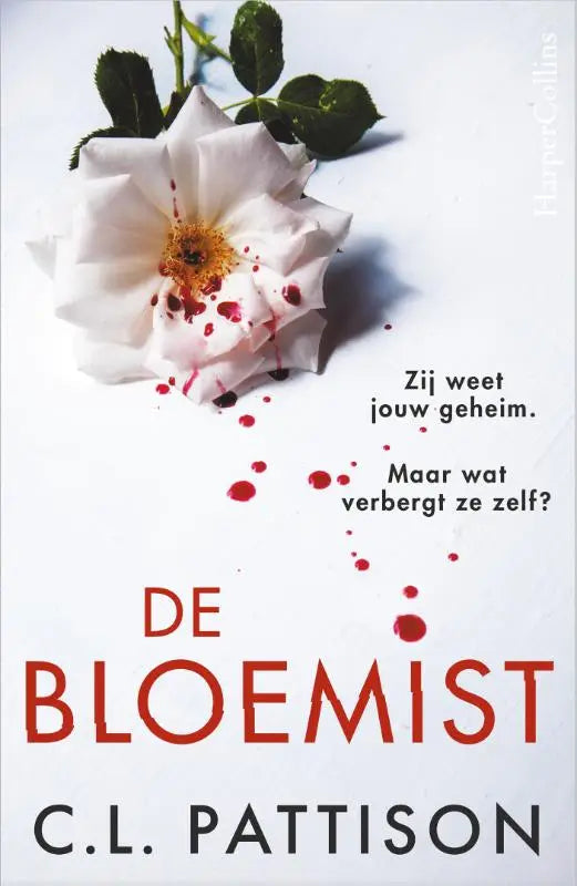 Een witte roos met groene bladeren en een gele kern, besprenkeld met rode druppels, passend bij zij weet jouw geheim