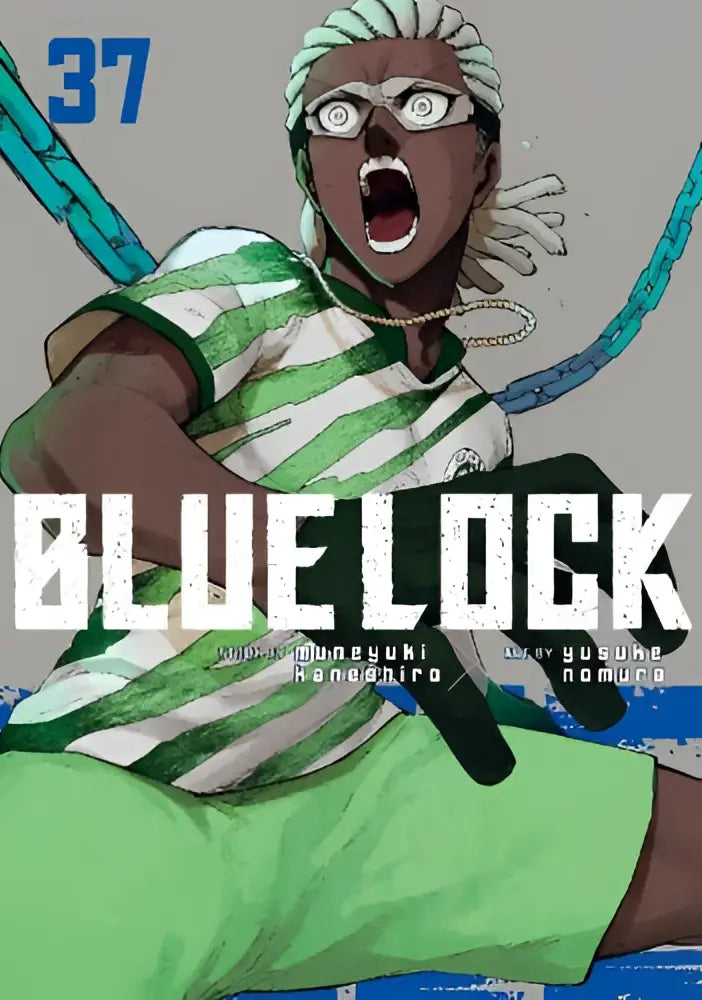 Een dynamisch animepersonage uit blue lock met lichtblauw haar, bril, zwarte handschoenen en groen-wit gestreept voetbalshirt