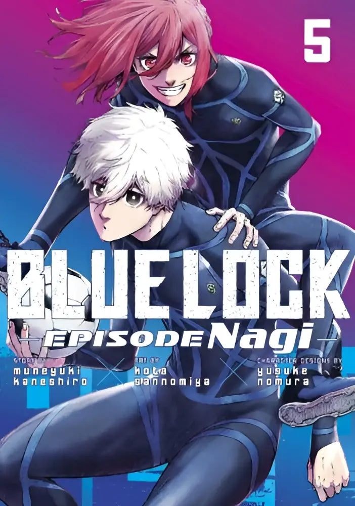 De cover van blue lock episode nagi 5 manga toont twee personages in donkere blauwe tactische uniformen tegen een roze paarse achtergrond