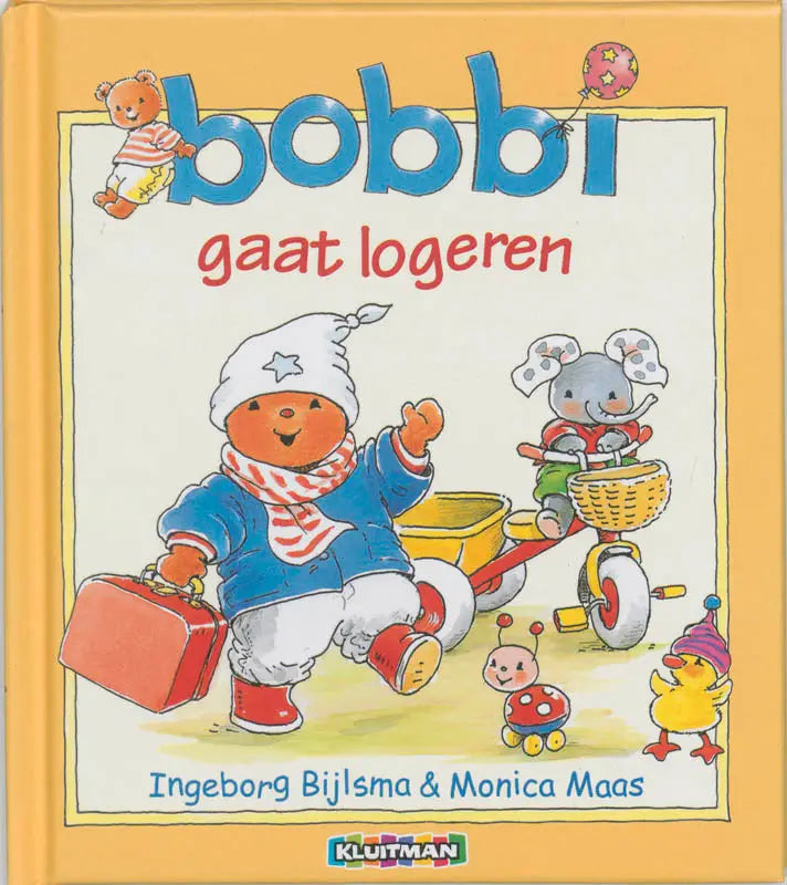 Een vrolijke oranje beer in een blauwe jas met witte hoed en gestreepte sjaal op de cover van bobbi gaat logeren