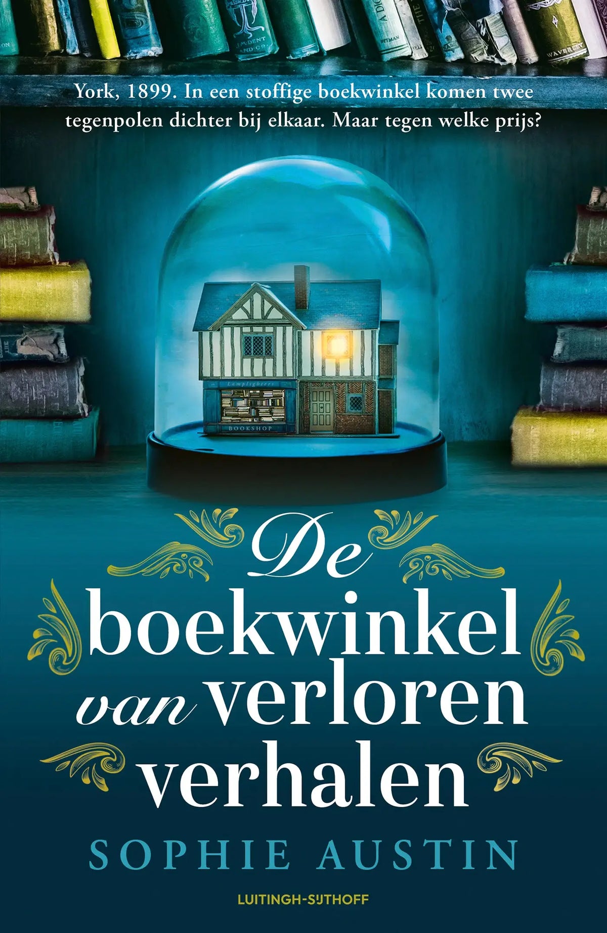 Een miniatuur blauwe en witte vakwerkhuis in een glazen stolp bij de boekwinkel van verloren verhalen van sophie austin