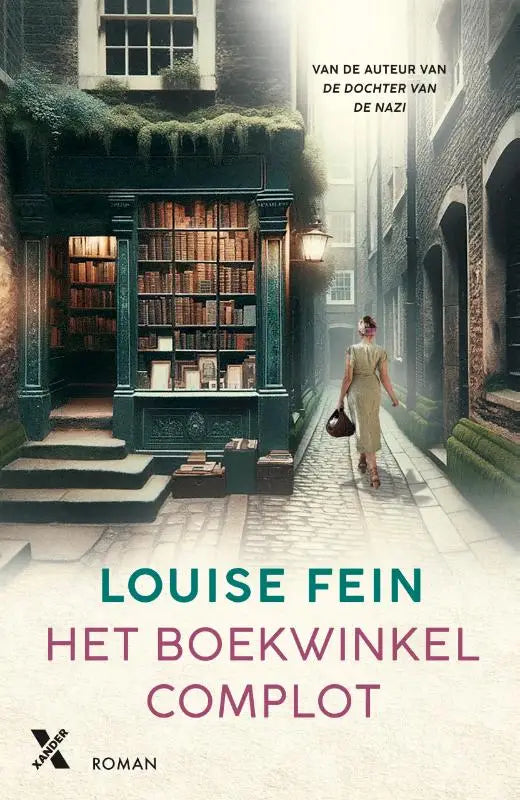 Een vrouw in een lichtgekleurde jurk loopt naar een donkergroene boekwinkel met hoge houten boekenkasten in het boekwinkelcomplot