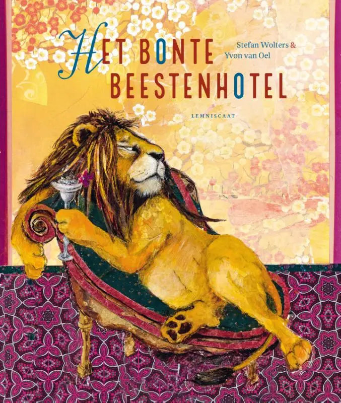Een gouden leeuw met lange donkere manen die relaxt op een rijkelijk beklede stoel en een glas wijn vasthoudt in het bontebeestenhotel van stefan wolters