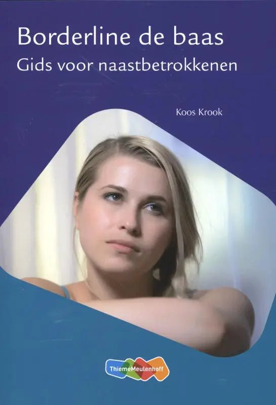 Het boek borderline de baas gids voor naastbetrokkenen van koos krook toont een portret van een blonde vrouw op een blauw verloop achtergrond