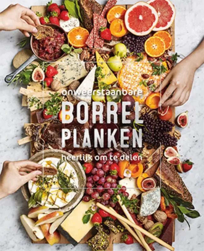 Rustieke houten borrelplank met diverse kazen, fruit, vleeswaren en brood voor borrelhapjes