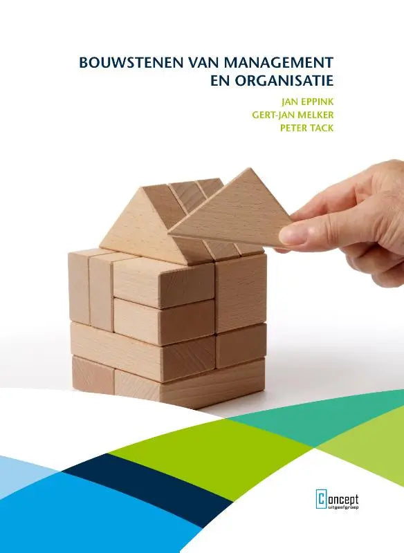 Een hand plaatst een houten driehoekstuk bovenop een stapel lichtbruine houten bouwstenen voor gert-jan melker management en organisatie