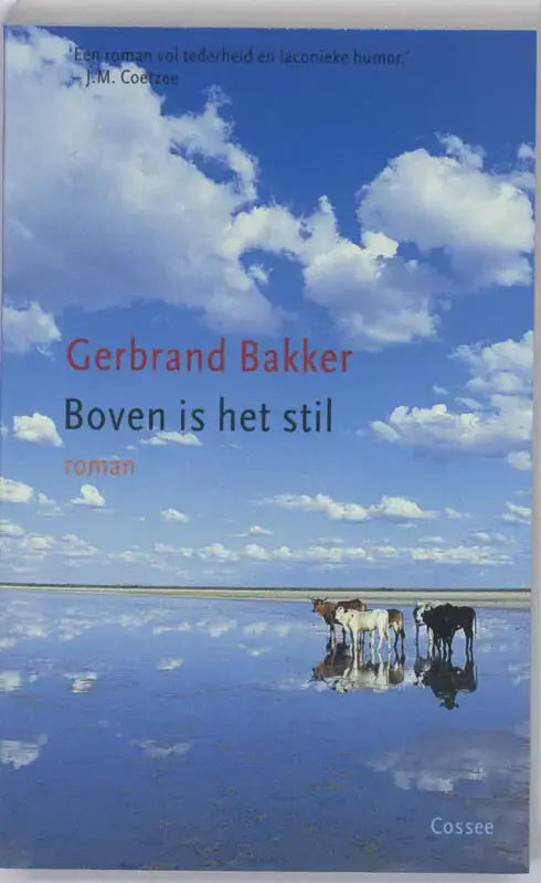 Boven is het stil boek van gerbrand bakker toont blauwe en witte lucht met wolken weerspiegeld in kalm water waar vier koeien staan