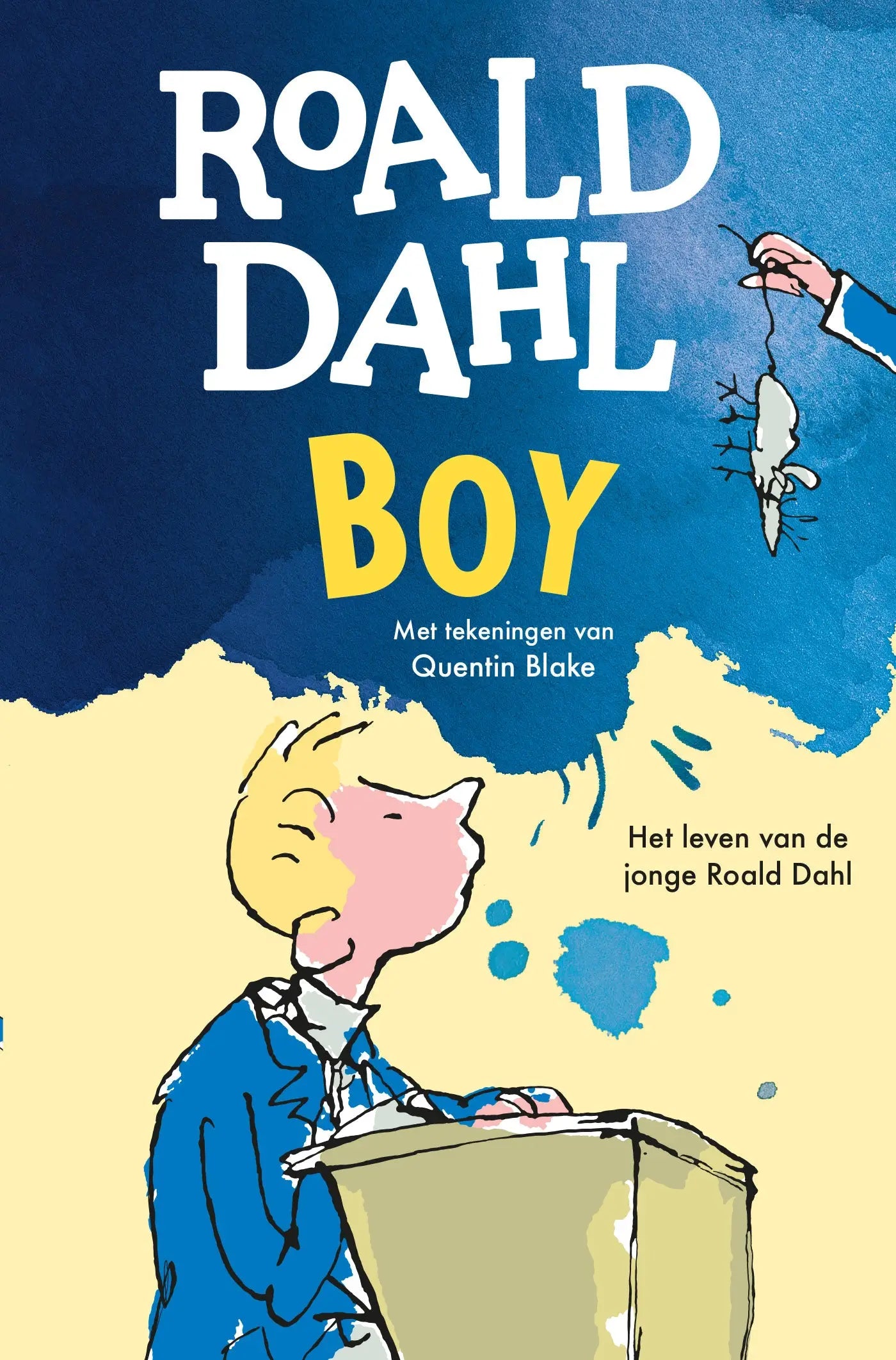 Cover van boy het leven van de jonge roald dahl met blauwe jas en blonde jongen geïllustreerd door quentin blake