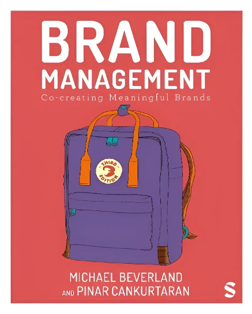 Paarse fjällräven kånken rugzak met oranje banden en teal accenten benadrukt merkmanagement en consumenten