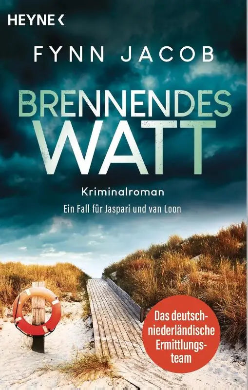 Boekcover van brennendes watt een kriminalroman ein fall für jaspari und van loon met stormachtige lucht en houten vlonder