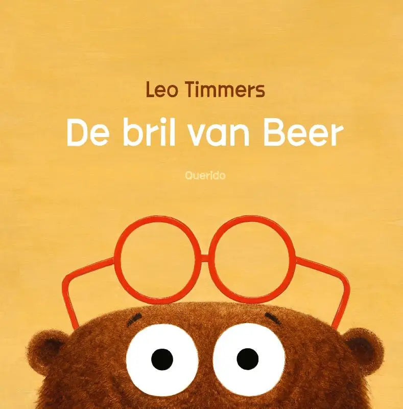 Een paar roodmontuurde bril met ronde glazen op een bruine, donzige berenkop voor jonge lezers