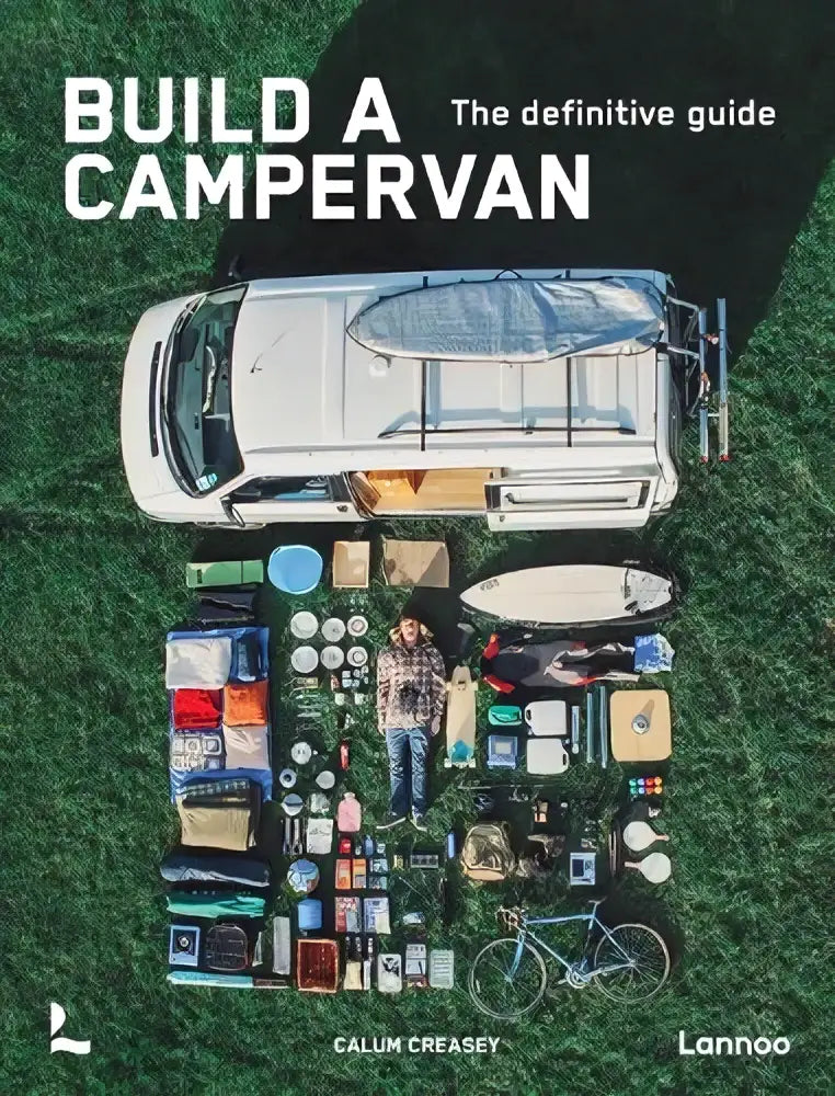 Witte campervan met blauw zeiltje op het dak en zichtbare interieurinrichting in build a campervan van calum creasey