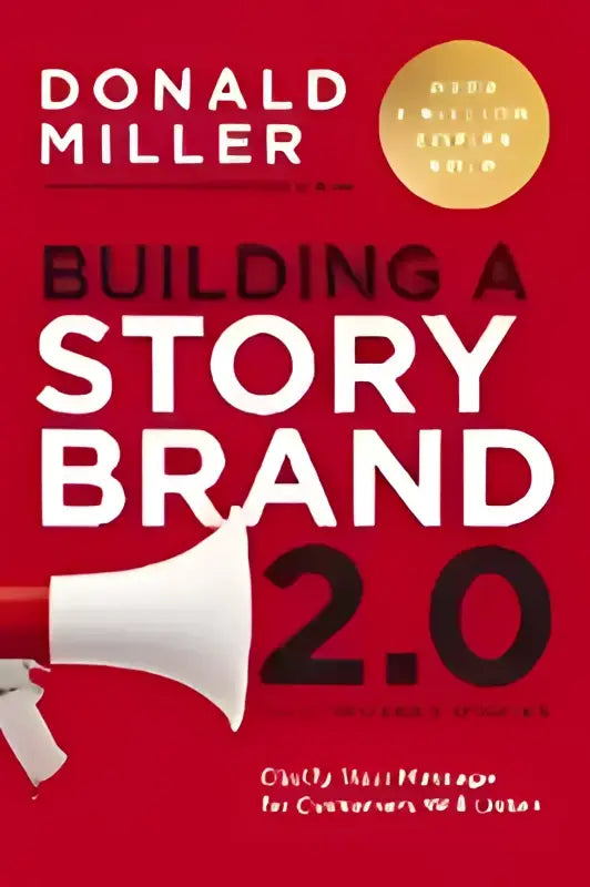 De boekcover van Building a storybrand 2.0 van Donald Miller toont witte tekst op een rode achtergrond met een gouden megafoon