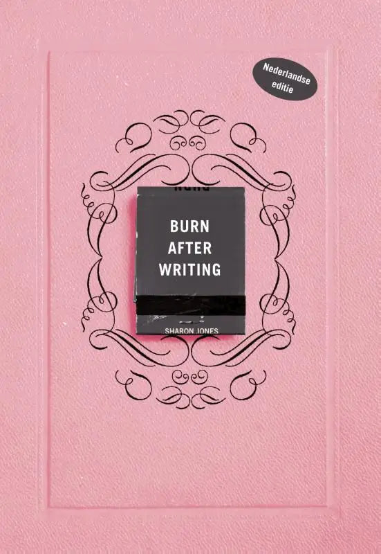 Een zwart lucifersdoosje met witte tekst burn after writing en auteur sharon jones op de voorkant